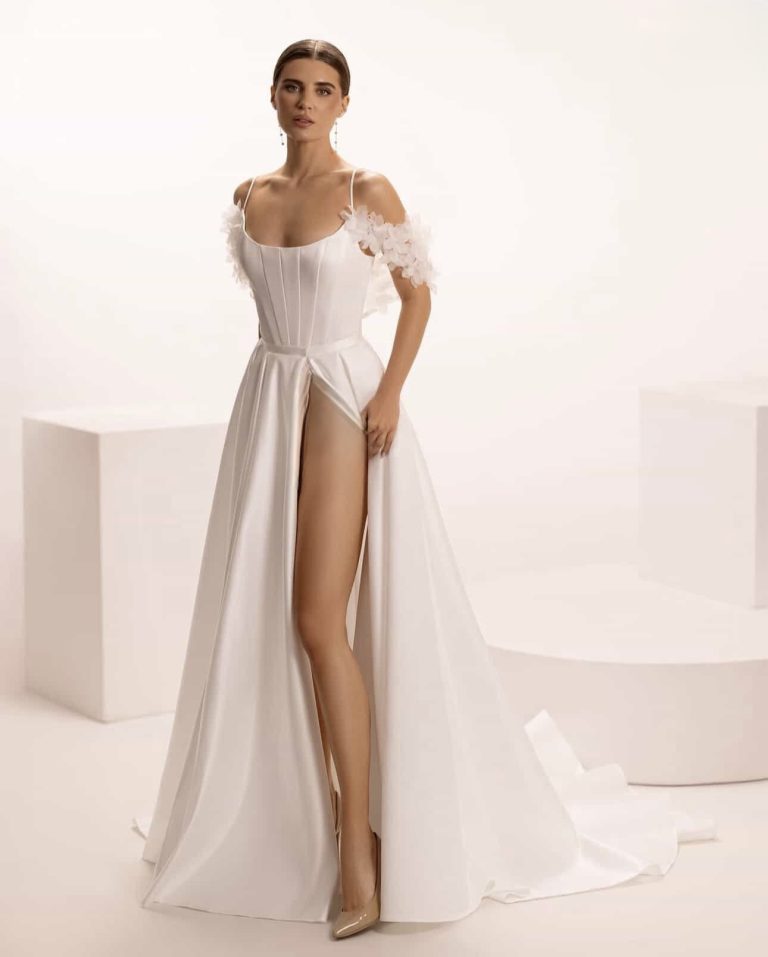 Robe de mariée évasée A-line moderne TYCHE (vue 2) – Satin fendu et épaules fleuries – Maison Preciosa, boutique mariage à Dax (Landes)
