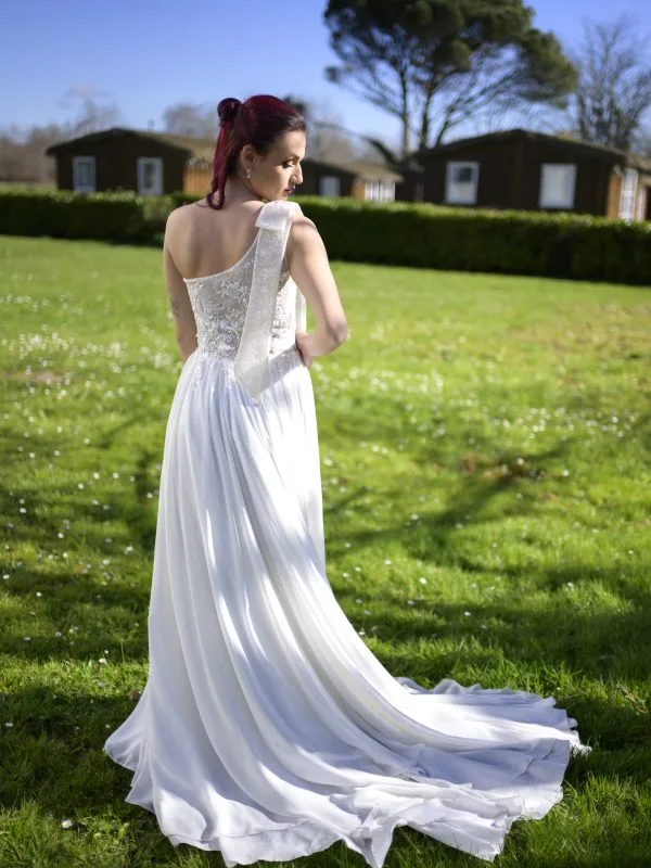 Robe de mariée évasée A-line Sofia assymétrique – Maison Preciosa, boutique mariage à Dax (Landes)