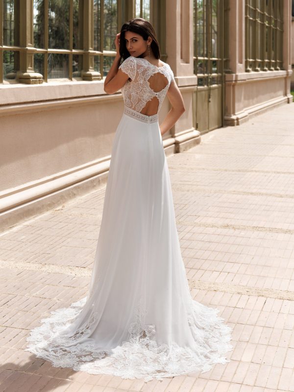 La robe de mariée Tessa est une création élégante et bohème qui sublime la silhouette avec légèreté. Son bustier en dentelle délicatement travaillé met en valeur le décolleté avec finesse et élégance. Le dos ouvert en dentelle est l’un des éléments les plus remarquables de cette robe. Les motifs floraux créent un effet romantique et raffiné. La jupe fluide accompagne chaque mouvement avec légèreté et élégance. La robe Tessa est parfaite pour les mariées qui souhaitent une robe bohème chic et romantique. Chez Maison Preciosa, chaque mariée bénéficie d’un accompagnement personnalisé pour trouver la robe parfaite. Notre boutique située à Dax accueille des futures mariées venant de Dax, Bayonne, Biarritz, Pau, Mont-de-Marsan, Hossegor et de tout le Pays Basque. Prenez rendez-vous pour découvrir et essayer la robe de mariée Tessa dans notre showroom Maison Preciosa.