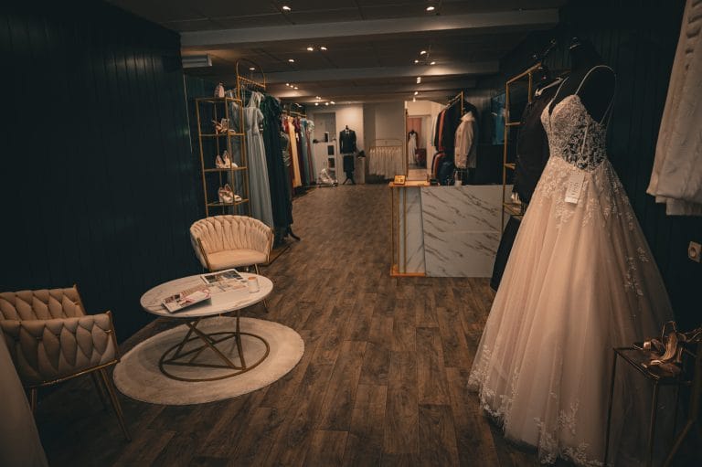 Intérieur de la boutique de mariage Maison Preciosa à Dax
