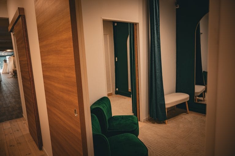 Essayage de robe de mariée : quand le faire, comment il se passe, nos conseils 14 Salon privé d'essayage chez Maison Preciosa à Dax