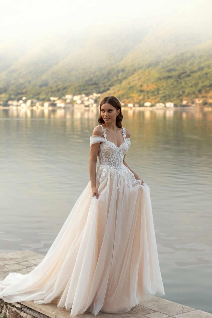 Quelle robe de mariée selon votre morphologie ? 1 Robe de mariée Hathor – vue de face – Maison Preciosa Dax