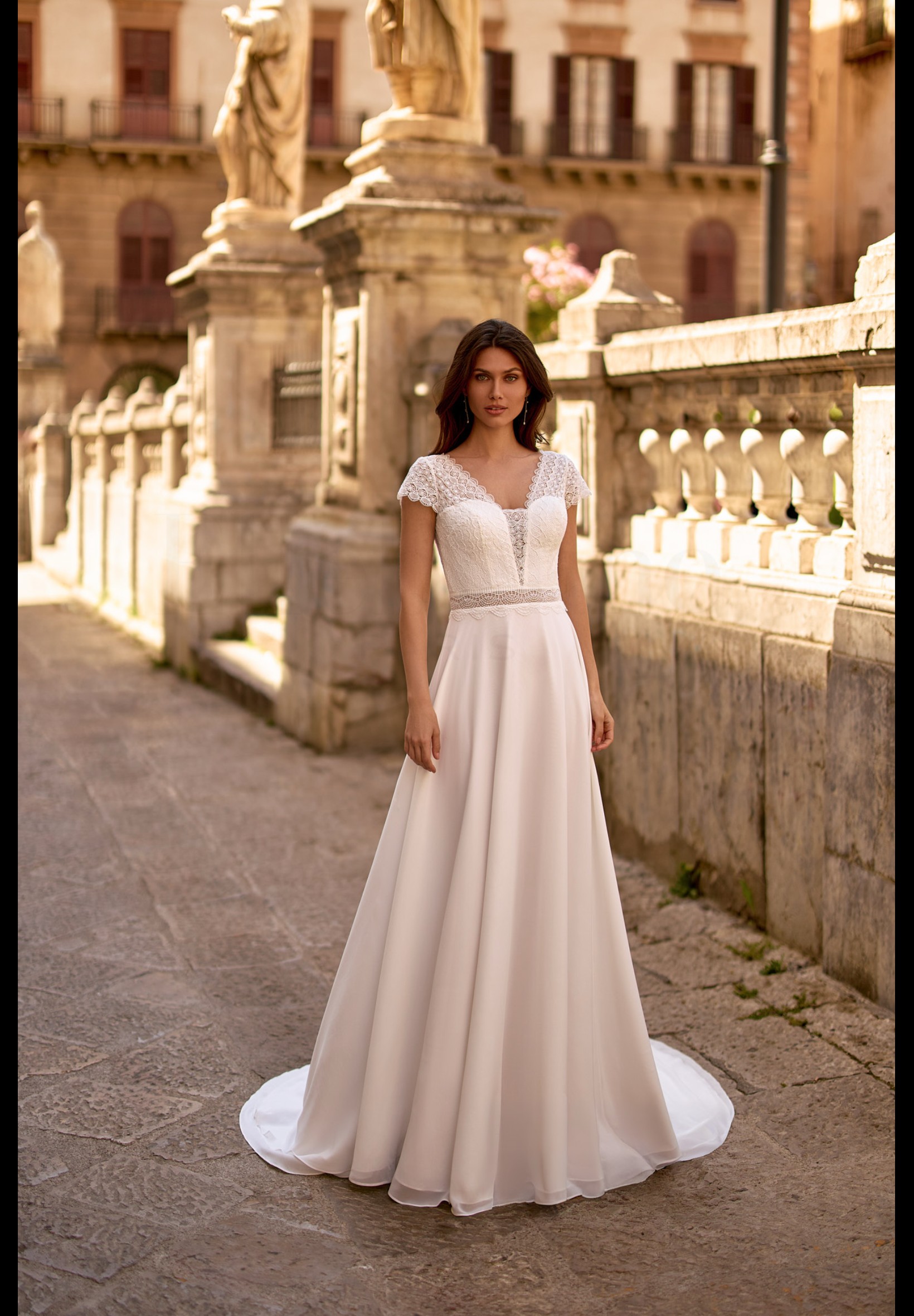 Robe de mariée Hawaï – bohème en mousseline 3 Robe de mariée Hawaï vue de face – Maison Preciosa Dax