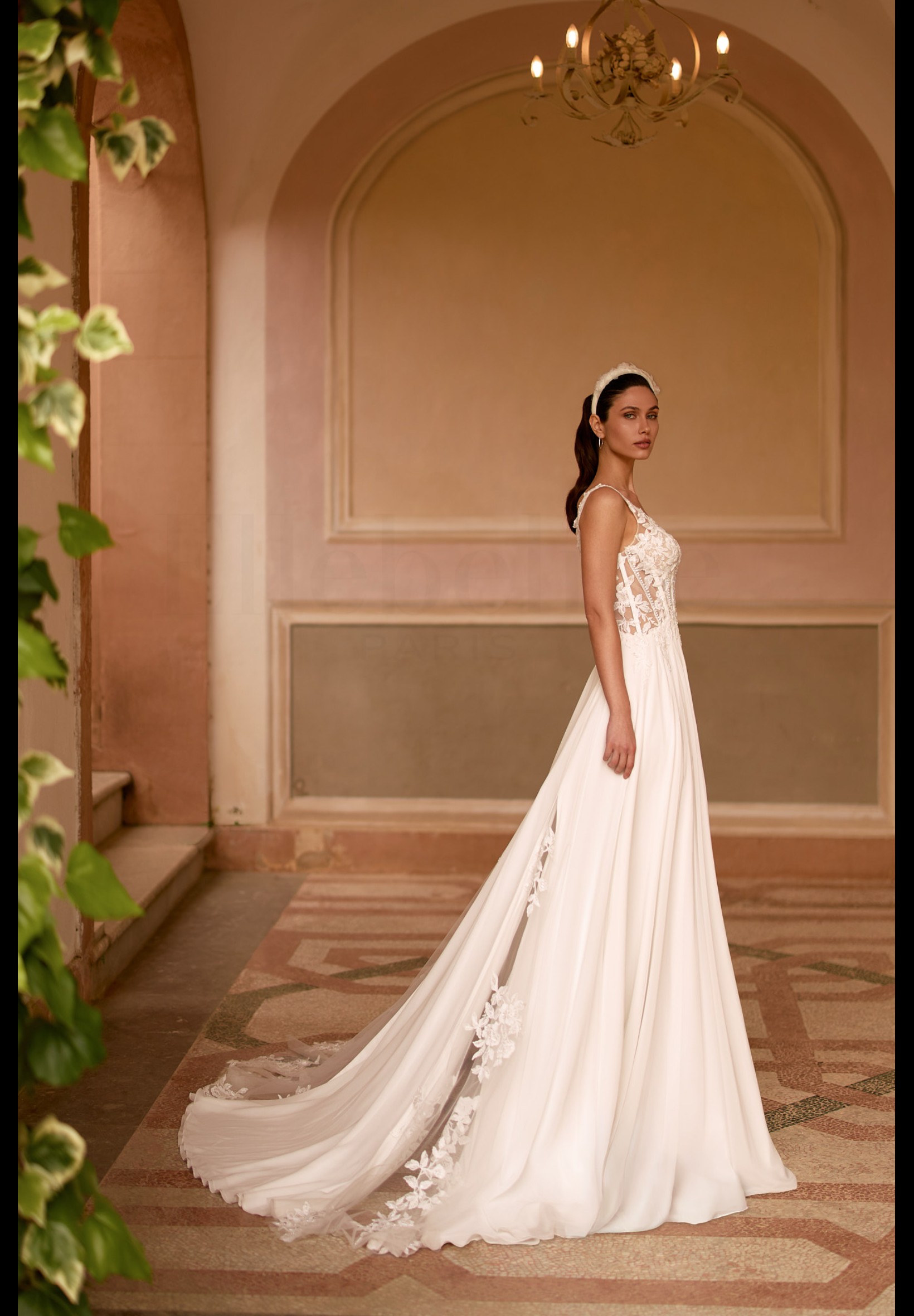 Robe de mariée Lagos – bohème champêtre 4 Robe de mariée Lagos vue de profil – Maison Preciosa Dax