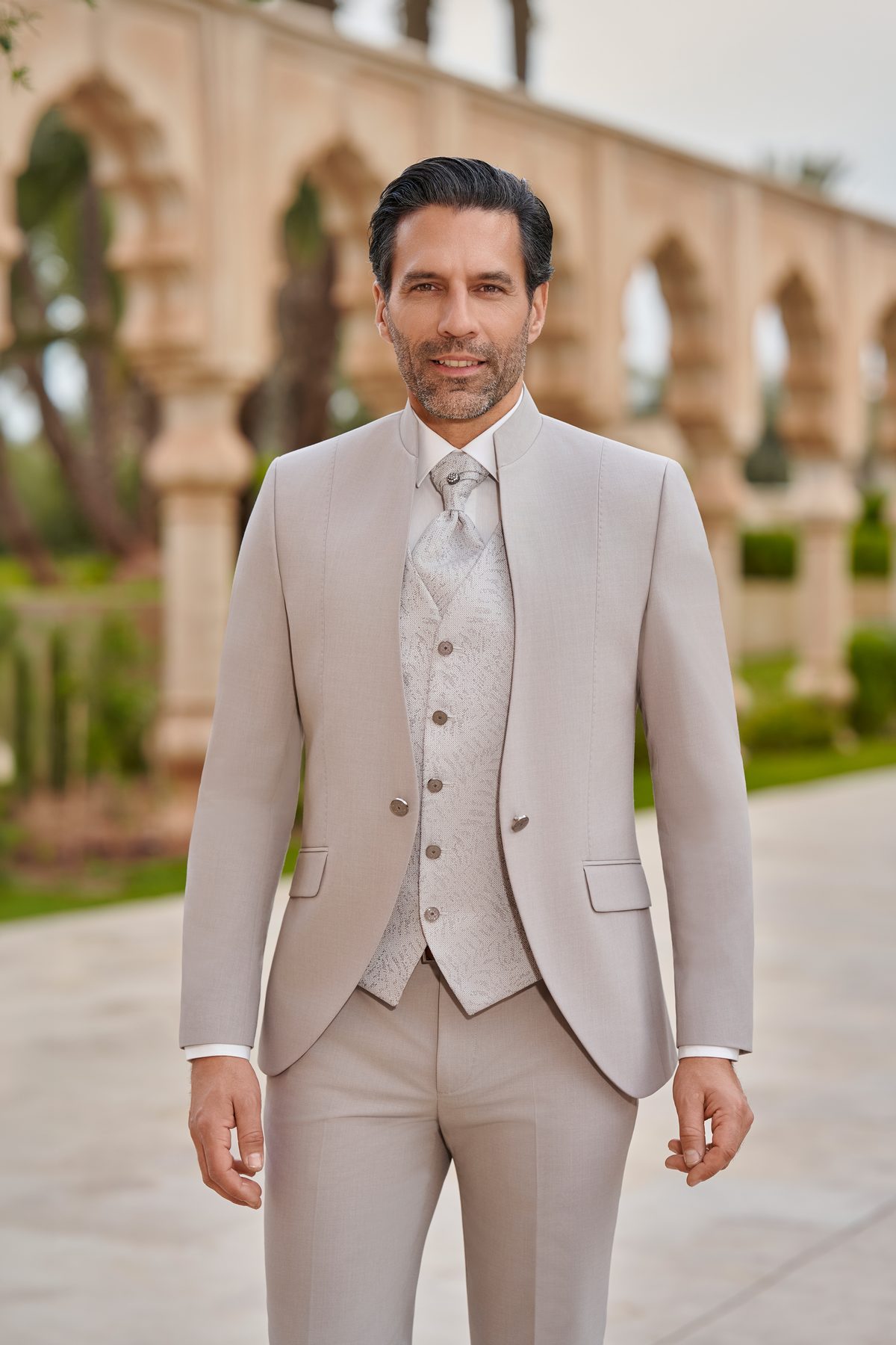 Costume de mariage homme beige col mao Monteria 1 Costume homme beige Monteria mariage – Maison Preciosa Dax
