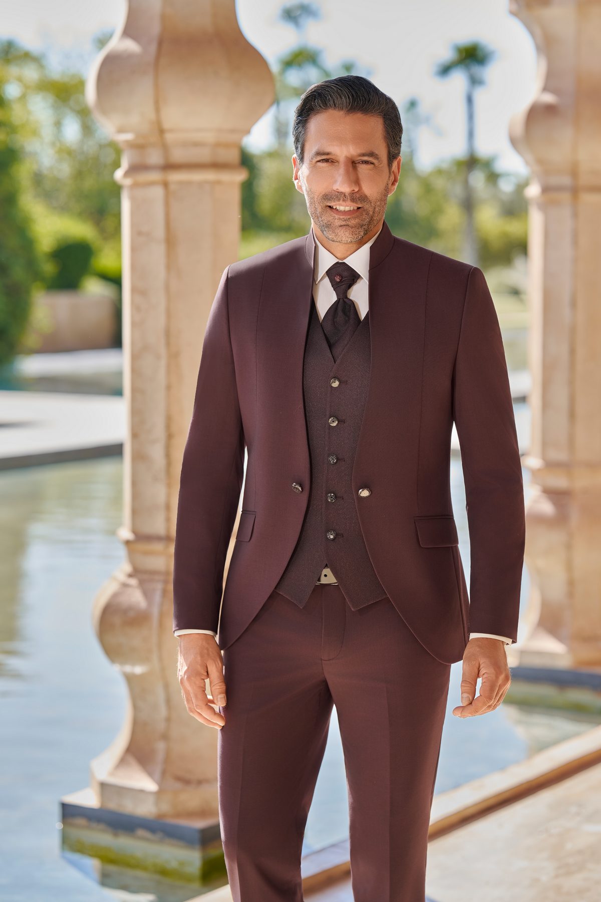 Costume de mariage homme bordeaux col mao Monteria 1 Costume homme bordeaux Monteria mariage – Maison Preciosa Dax