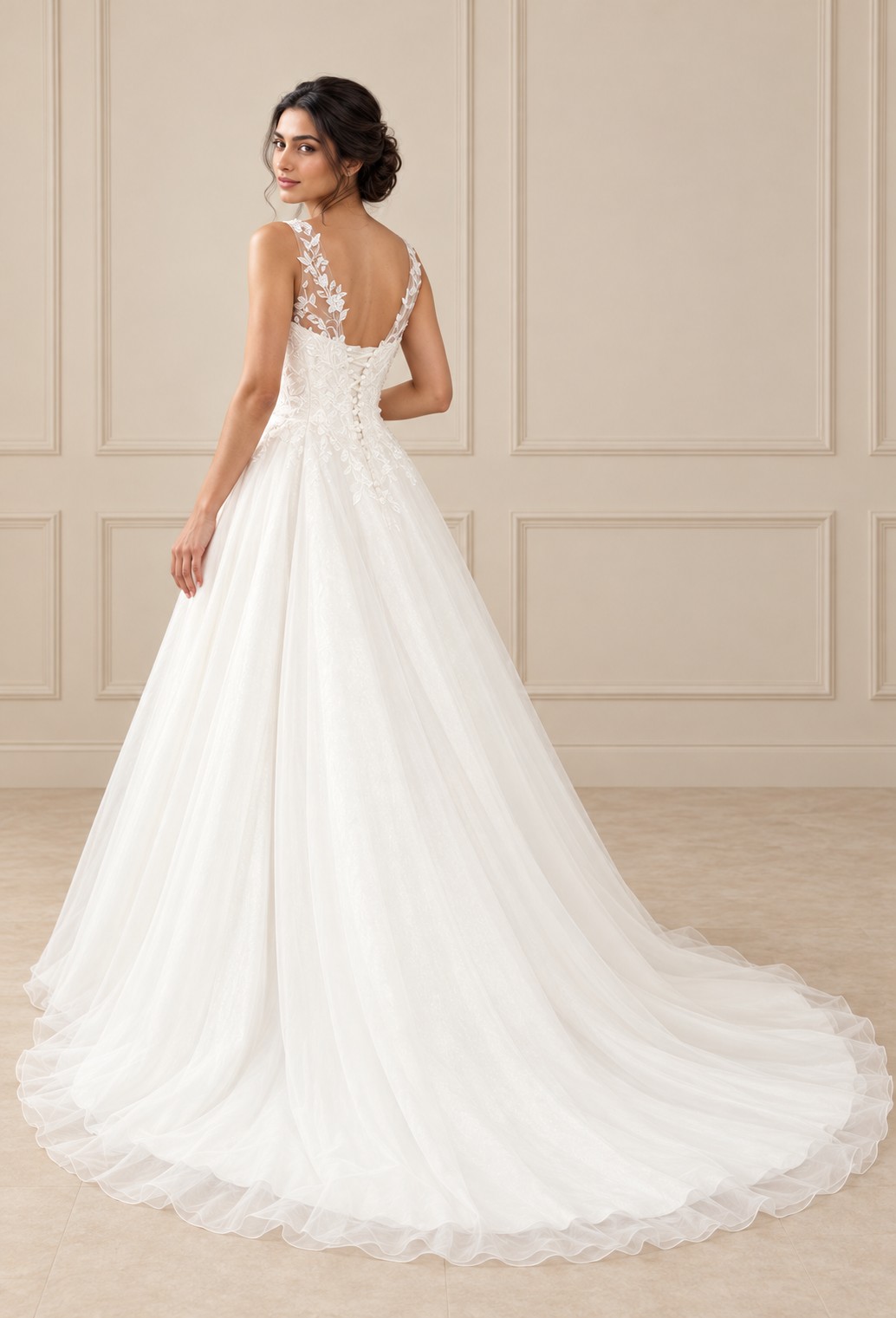 Robe de mariée Dolce – A-line en organza et dentelle 2 Dos en V lacé de la robe de mariée Dolce, rangée de boutons et traîne en organza, Maison Preciosa Dax