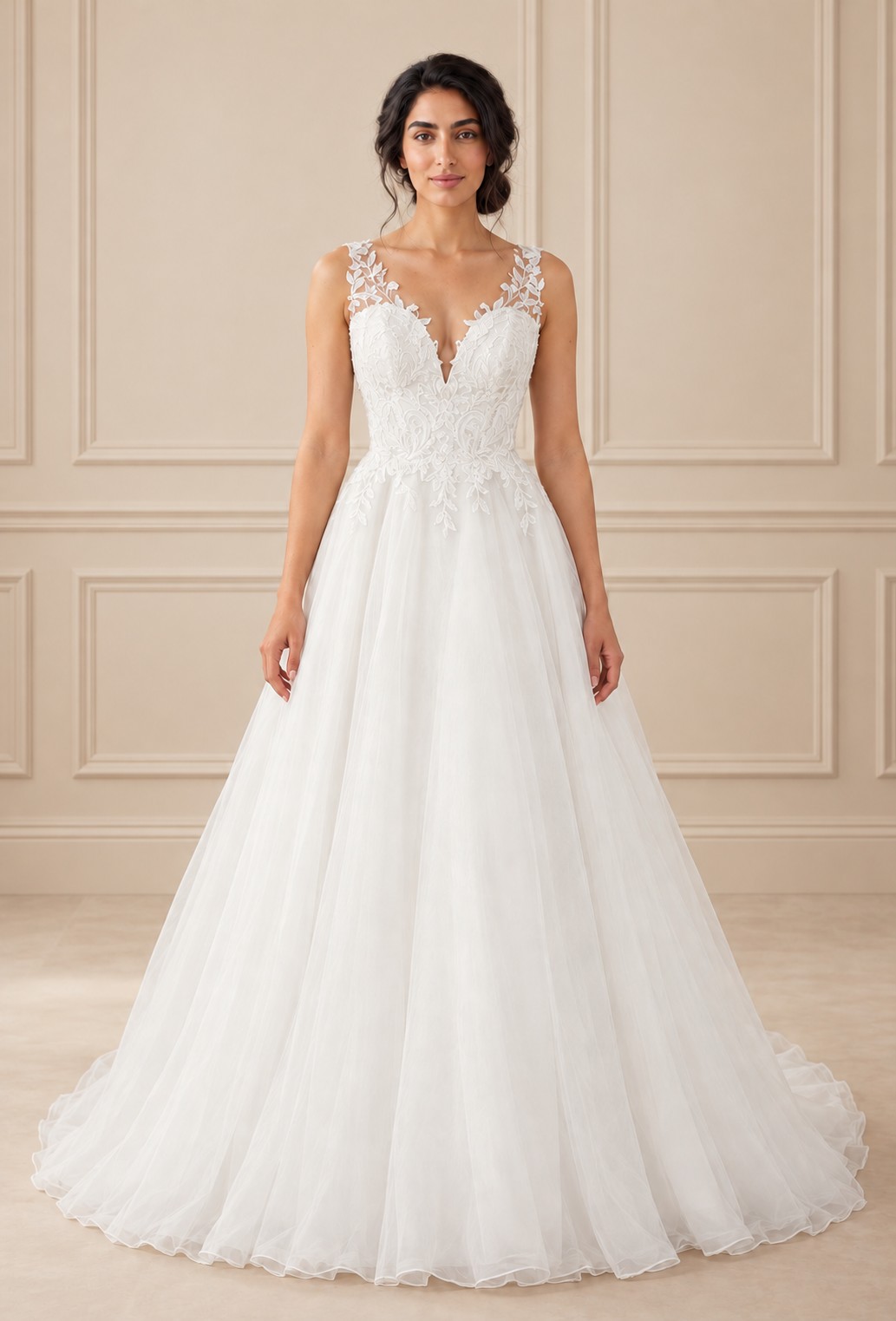 Robe de mariée Dolce – A-line en organza et dentelle 1 Robe de mariée Dolce A-line en organza, décolleté en V et bretelles en dentelle florale, Maison Preciosa à Dax