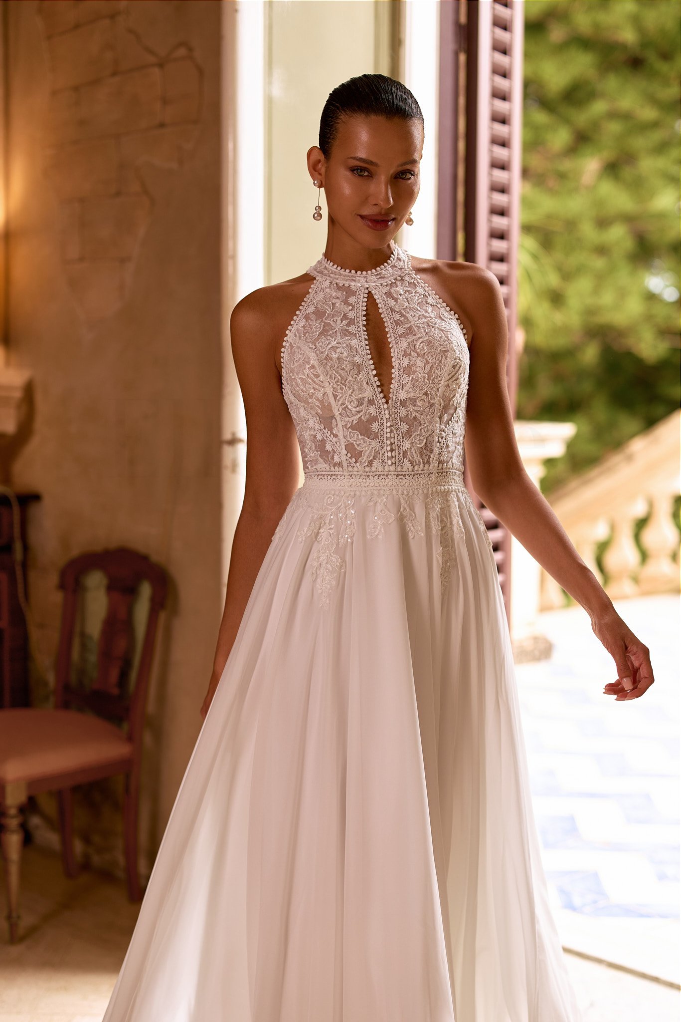 Robe de mariée Texas – bohème col américain 2 Robe de mariée Texas, corsage en dentelle florale et décolleté goutte – Maison Preciosa Dax