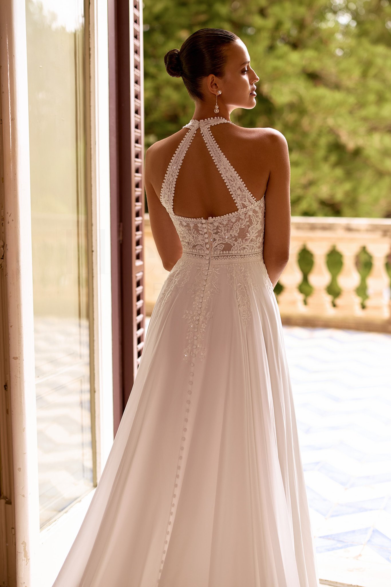 Robe de mariée Texas – bohème col américain 4 Robe de mariée Texas, dos à lanières de dentelle et boutons recouverts – Maison Preciosa Dax