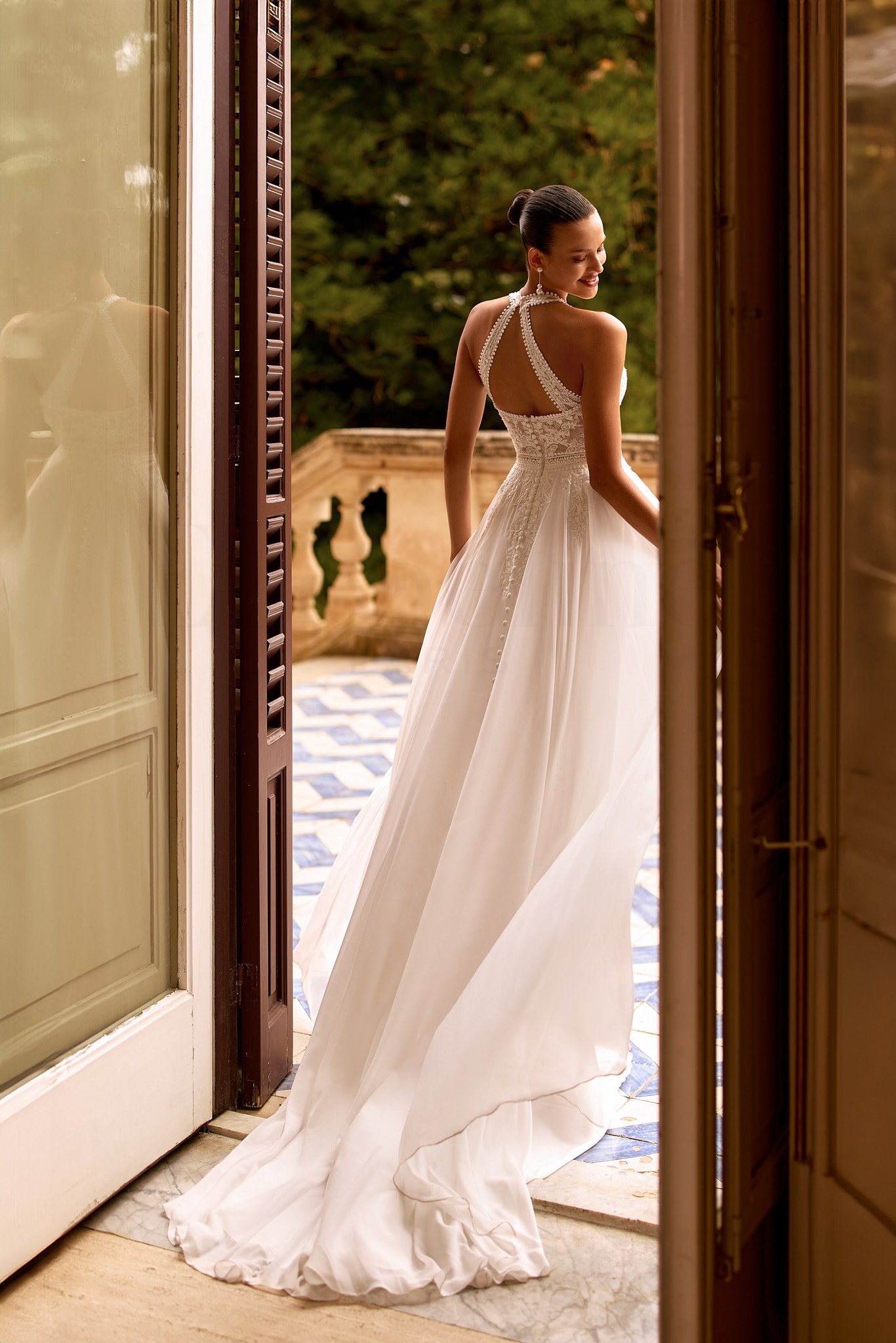 Robe de mariée Texas – bohème col américain 3 Robe de mariée Texas vue de dos, traîne en mousseline fluide – Maison Preciosa Dax